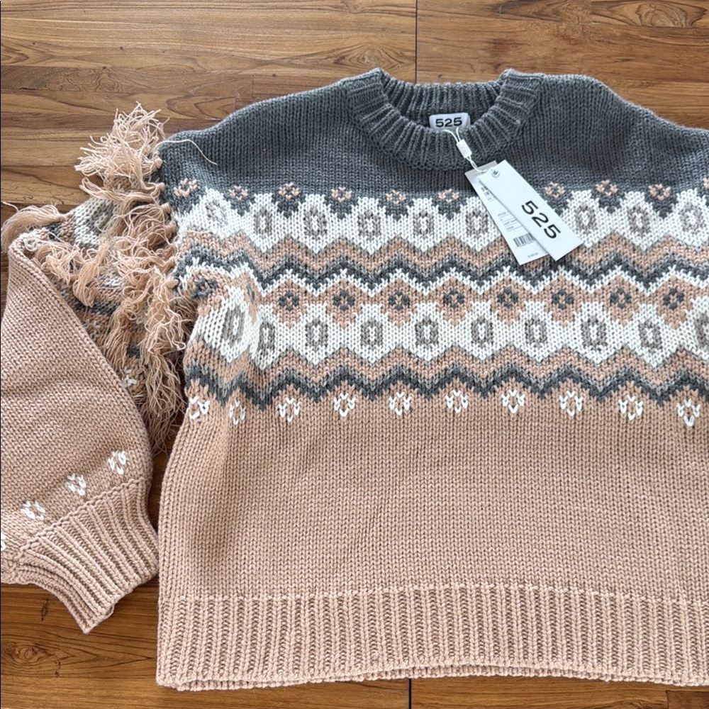 525 Patterned Sweater with thread detail on sleeves. New w/tags. Size S
